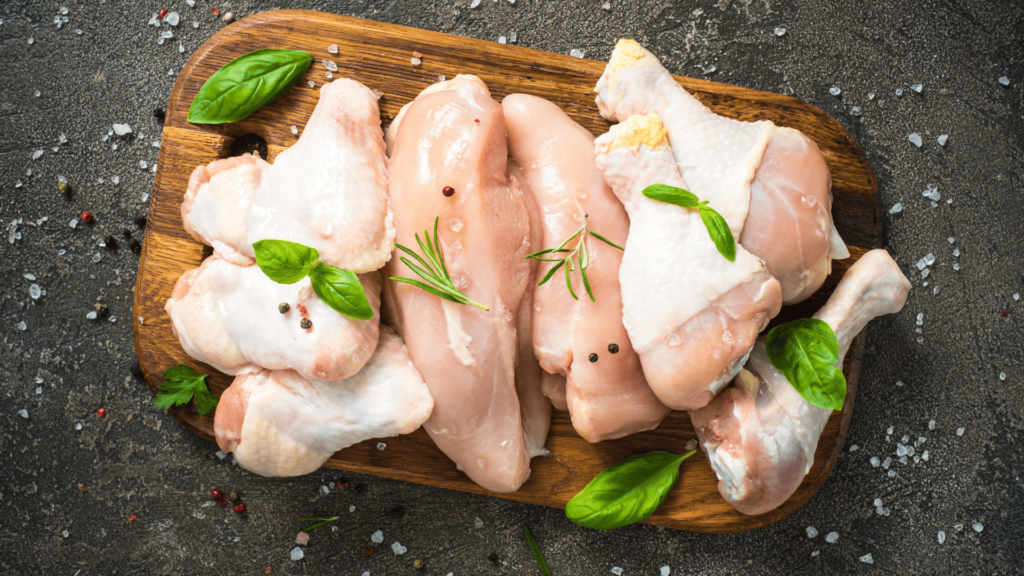 Top 10 alimentos para o cutting. Imagem de tábua com pedaços de frango temperado.