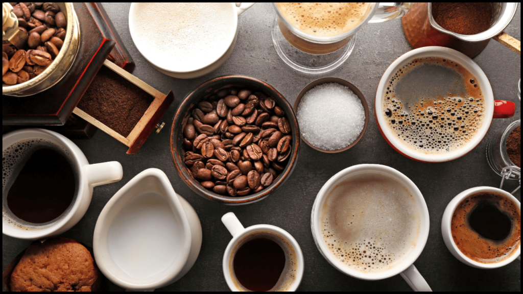 Imagem de várias xícaras e grãos de café, cafeína. Melhores suplementos para ganhar massa muscular.
