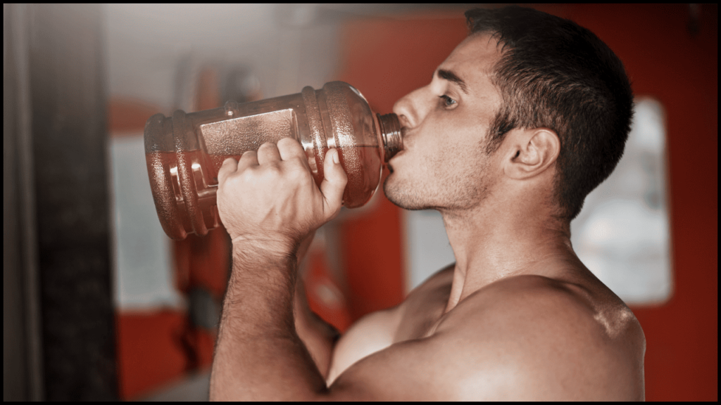 Imagem de homem tomando pré-treino. Melhores suplementos para ganhar massa muscular.