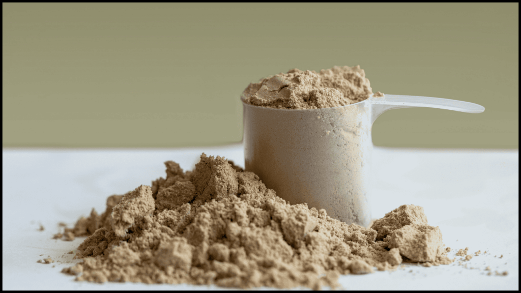 Imagem de um scoop de Whey protein. Melhores suplementos para ganhar massa muscular.